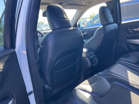 Used 2018 Jeep Cherokee Latitude Plus w/ Cold Weather Group AWD/4WD image 12