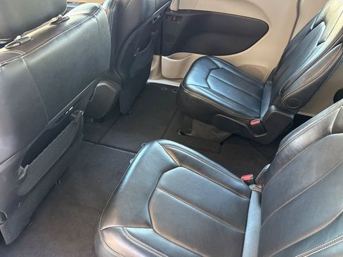 Used 2024 Chrysler Pacifica Touring-L FWD image 6