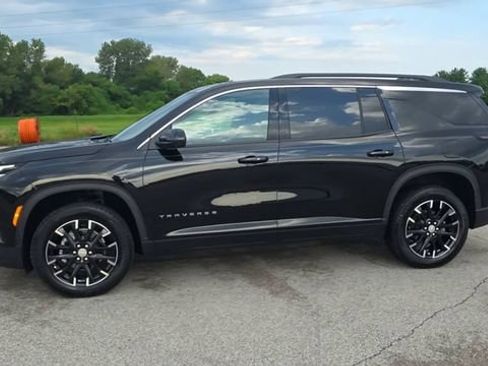 Used 2026 Chevrolet Traverse LT w/ Sun and Wheel Package FWD image 4
