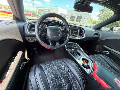 Used 2022 Dodge Challenger SXT RWD image 11