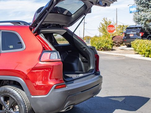 Used 2019 Jeep Cherokee Latitude Plus AWD/4WD image 9