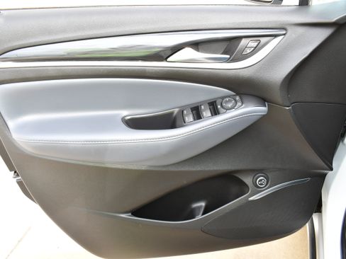 Used 2021 Buick Enclave Essence FWD image 2
