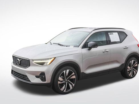 Used 2025 Volvo XC40 B5 Plus image 3