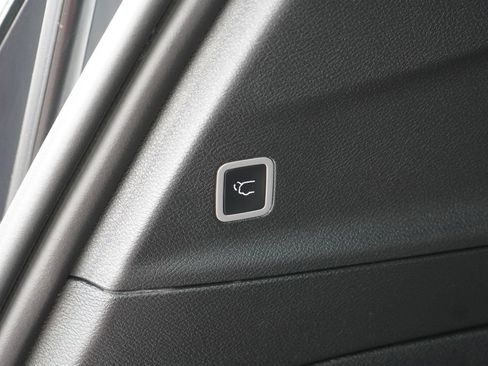 Used 2025 Chrysler Pacifica Select FWD image 9