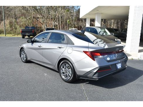 Used 2024 Hyundai Elantra SEL image 3