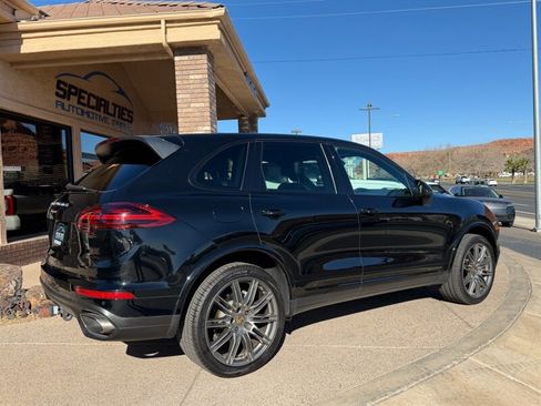 Used 2018 Porsche Cayenne Platinum Edition w/ Premium Package image 32