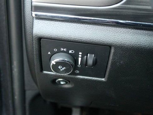 Used 2019 Jeep Grand Cherokee Limited image 14