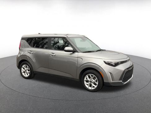 Used 2025 Kia Soul LX w/ LX Technology Package image 2
