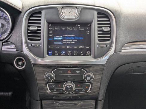 Used 2019 Chrysler 300 Touring w/ Chrome Appearance Package image 17