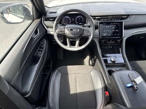 Used 2024 Jeep Grand Cherokee Altitude AWD/4WD image 5