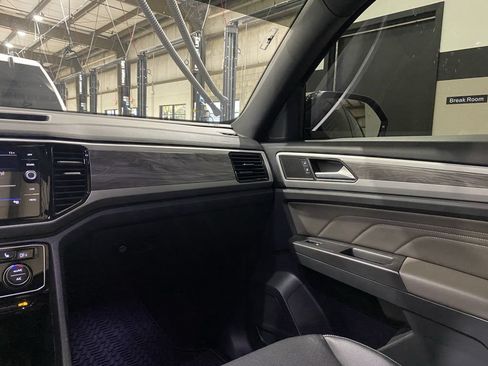 Used 2023 Volkswagen Atlas Cross Sport SE FWD image 4
