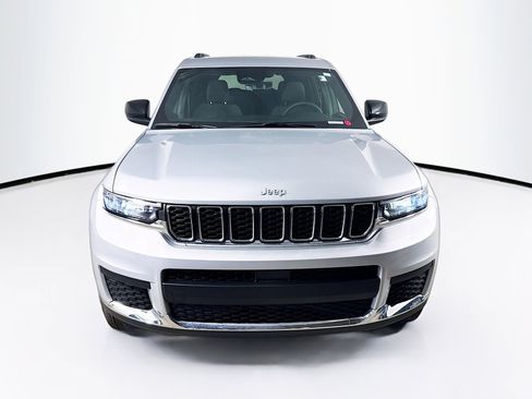 Used 2025 Jeep Grand Cherokee L Laredo RWD image 3