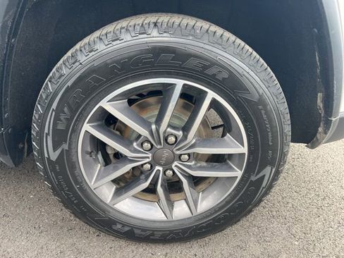 Used 2019 Jeep Grand Cherokee Limited w/ Luxury Group II image 38