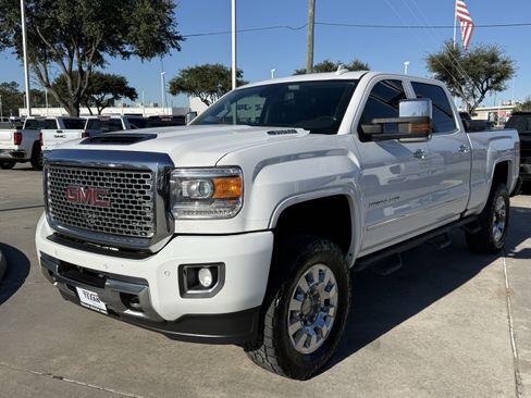 Used 2017 GMC Sierra 2500 Denali w/ Duramax Plus Package image 9
