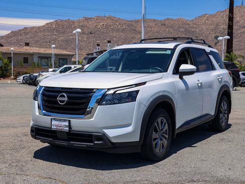 Used 2025 Nissan Pathfinder SV w/ SV Premium Package FWD image 8