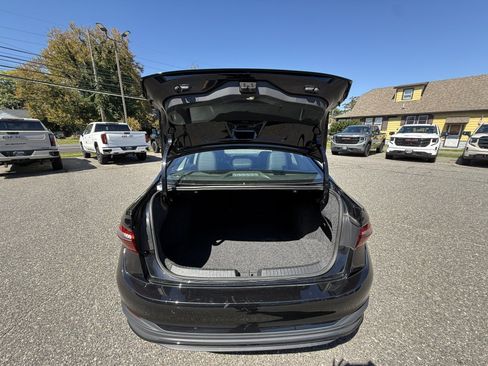 Used 2025 Volkswagen Jetta SE FWD image 29
