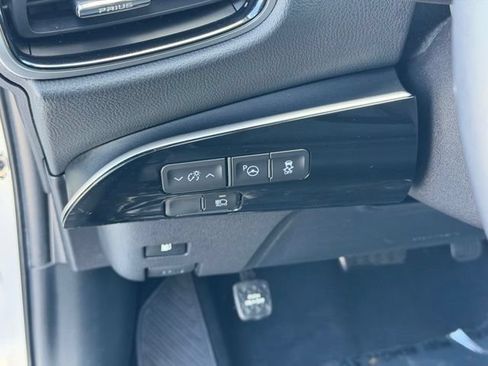 Certified 2022 Toyota Prius AWD image 24