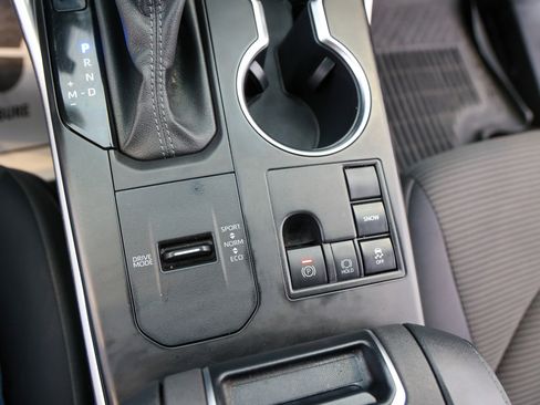 Used 2024 Toyota Highlander LE FWD image 27