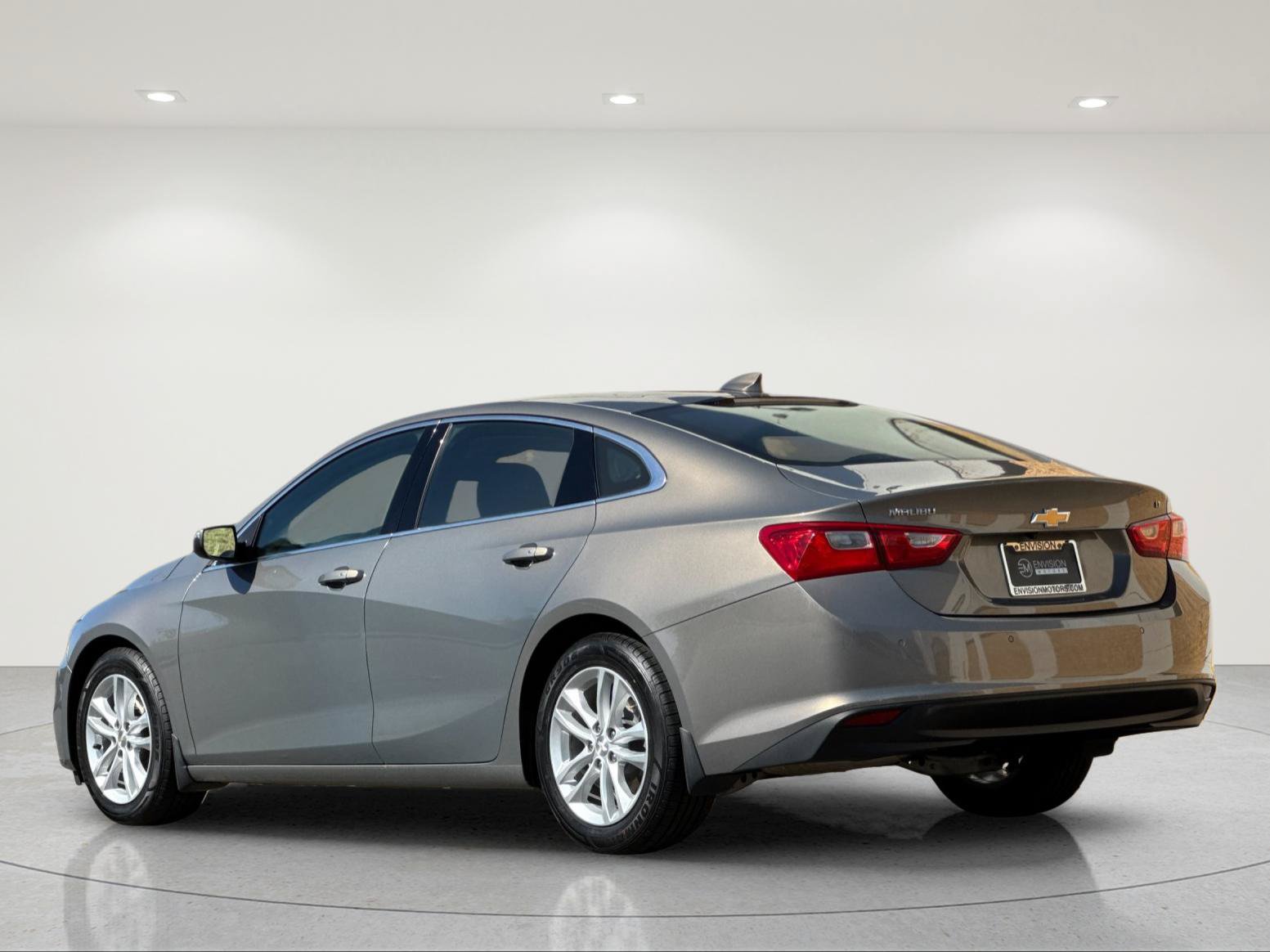 Used 2017 Chevrolet Malibu LT w/ Leather Package FWD image 4