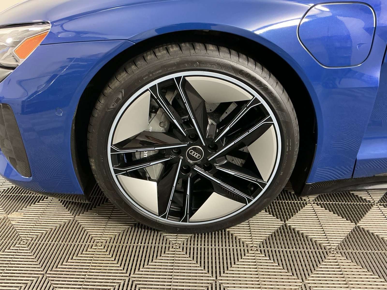 Used 2024 Audi RS e-tron GT w/ Ceramic Brake Package AWD/4WD image 5
