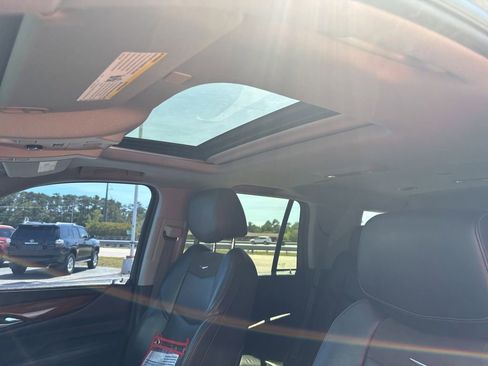 Used 2018 Cadillac Escalade Luxury AWD/4WD image 15