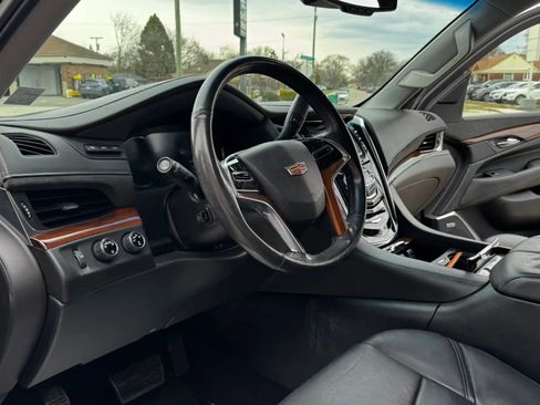 Used 2016 Cadillac Escalade Luxury AWD/4WD image 22