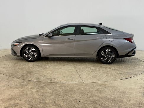 Used 2025 Hyundai Elantra SEL FWD image 2