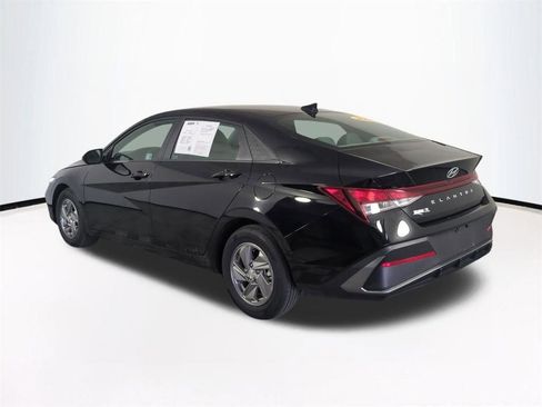Used 2025 Hyundai Elantra SE FWD image 7