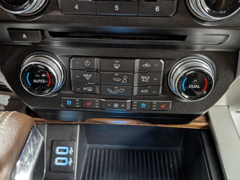 Used 2018 Ford F150 Lariat w/ Equipment Group 502A Luxury image 21