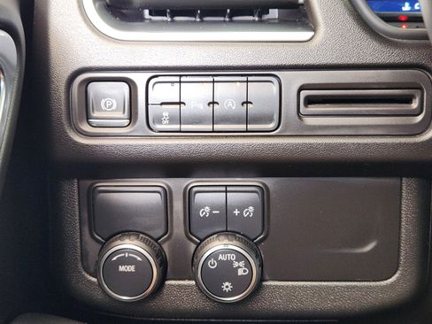 Certified 2024 Chevrolet Suburban LT RWD image 22