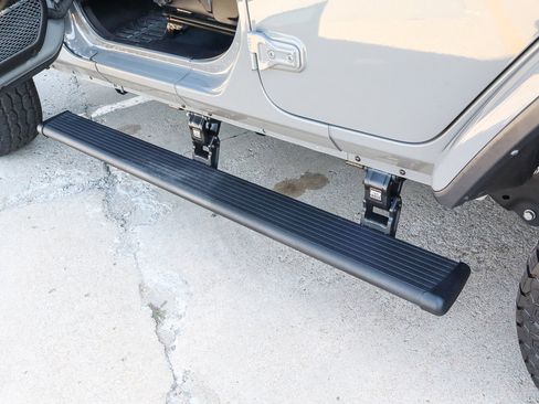 Used 2022 Jeep Wrangler Unlimited Rubicon w/ Trailer Tow Package image 17