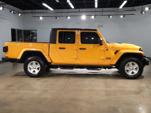 Used 2021 Jeep Gladiator Sport AWD/4WD image 8