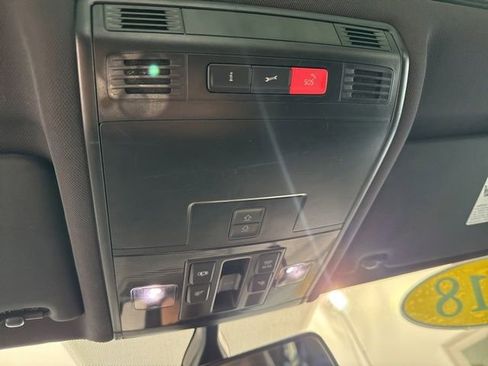 Used 2018 Volkswagen Tiguan SEL FWD image 24