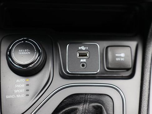 Used 2021 Jeep Cherokee Latitude Lux w/ Comfort/Convenience Group AWD/4WD image 30
