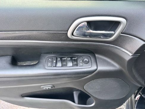 Used 2018 Jeep Grand Cherokee Limited AWD/4WD image 9