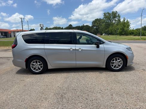 Used 2024 Chrysler Pacifica Touring-L FWD image 22