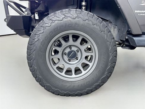 Used 2018 Jeep Wrangler Unlimited Sahara AWD/4WD image 6