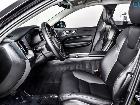 Used 2025 Volvo XC60 B5 Plus image 16