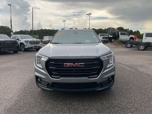 Used 2023 GMC Terrain SLT w/ Tech Package FWD image 2