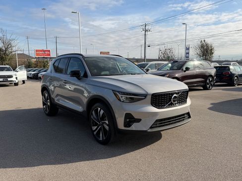 Certified 2025 Volvo XC40 B5 Plus image 7