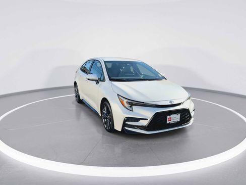 Used 2026 Toyota Corolla SE FWD image 2