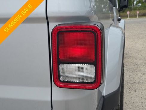 Used 2023 Jeep Gladiator Sport AWD/4WD image 8