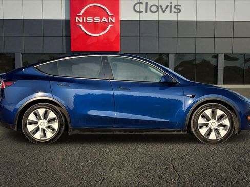 Used 2021 Tesla Model Y Standard Range image 9