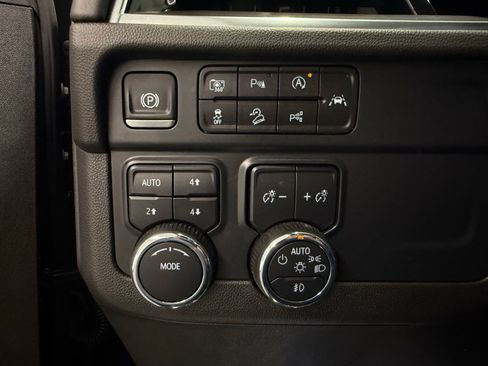 Used 2025 Chevrolet Suburban Z71 image 15