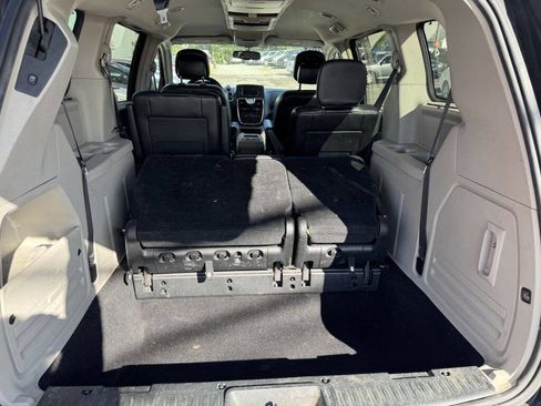 Used 2015 Chrysler Town & Country Touring w/ Driver Convenience Group image 5