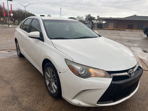 Used 2015 Toyota Camry SE image 2
