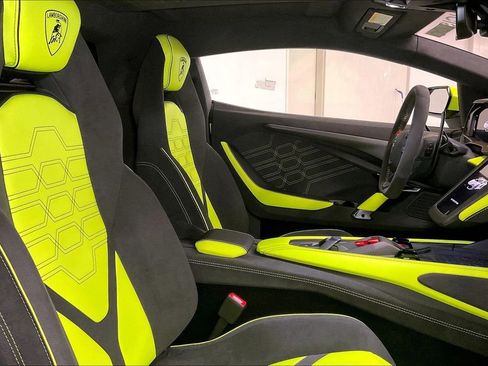 Used 2025 Lamborghini Revuelto image 14