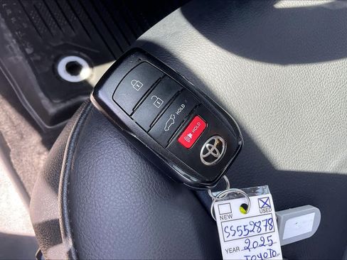 Used 2025 Toyota Highlander XLE FWD image 14