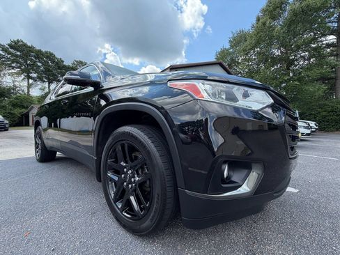 Used 2020 Chevrolet Traverse LT w/ LPO, Blackout Package FWD image 9