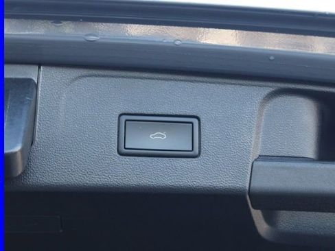 Used 2025 Volkswagen Atlas SE image 12